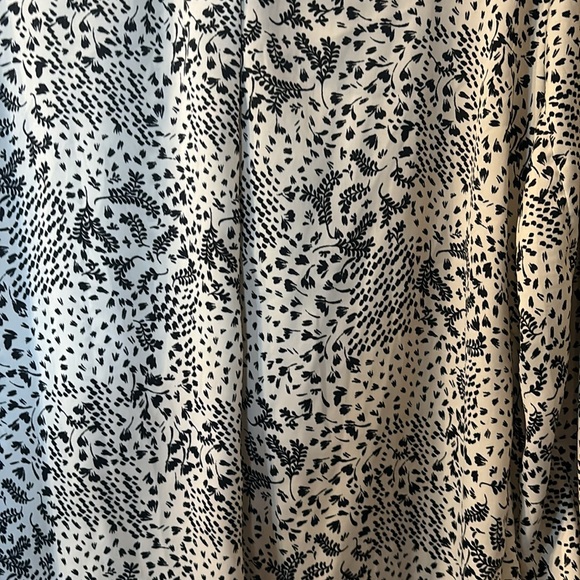 Zac & Rachel vneck blouse size small - Picture 3 of 6